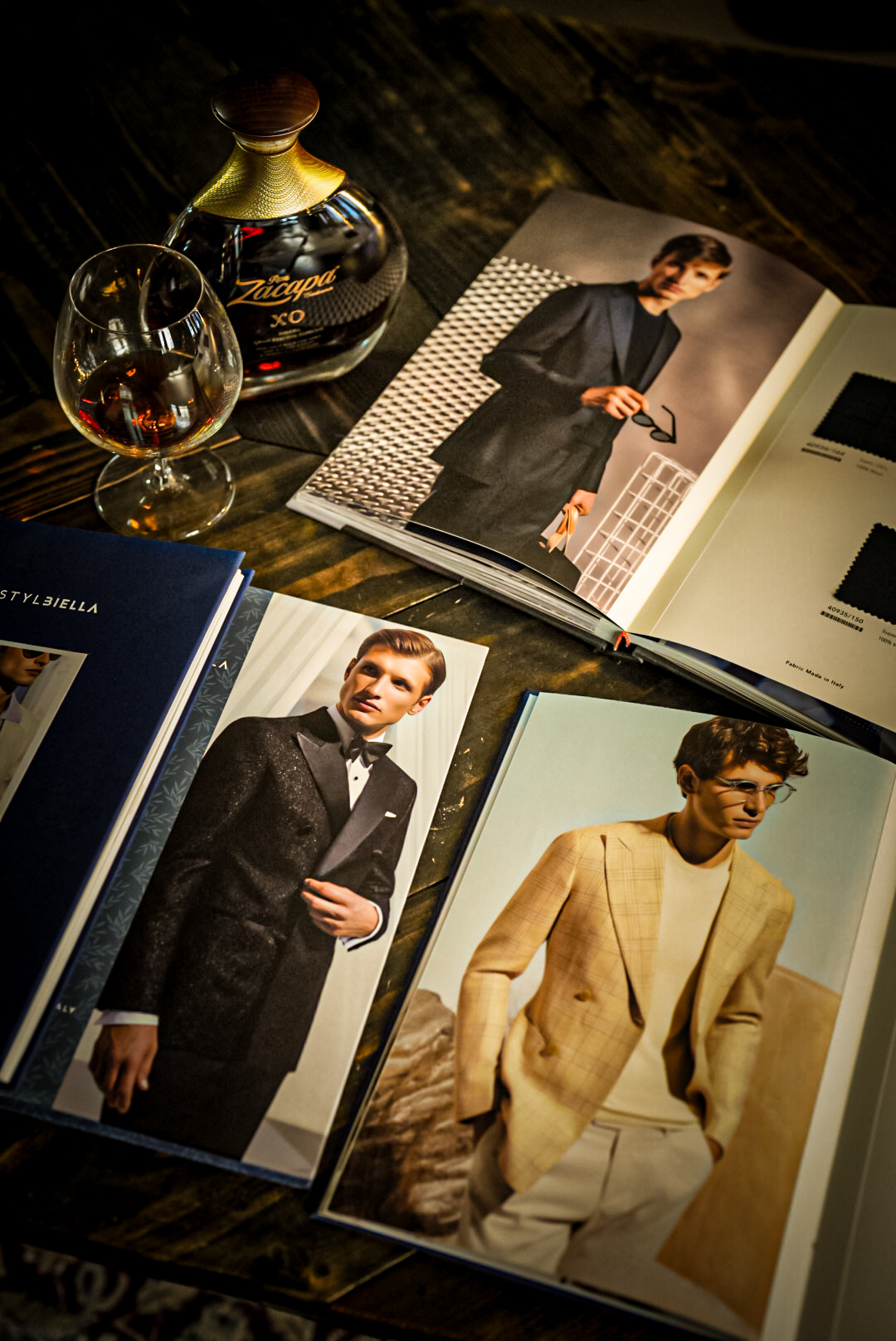 Lookbooks og stofprøver på atelierbordet